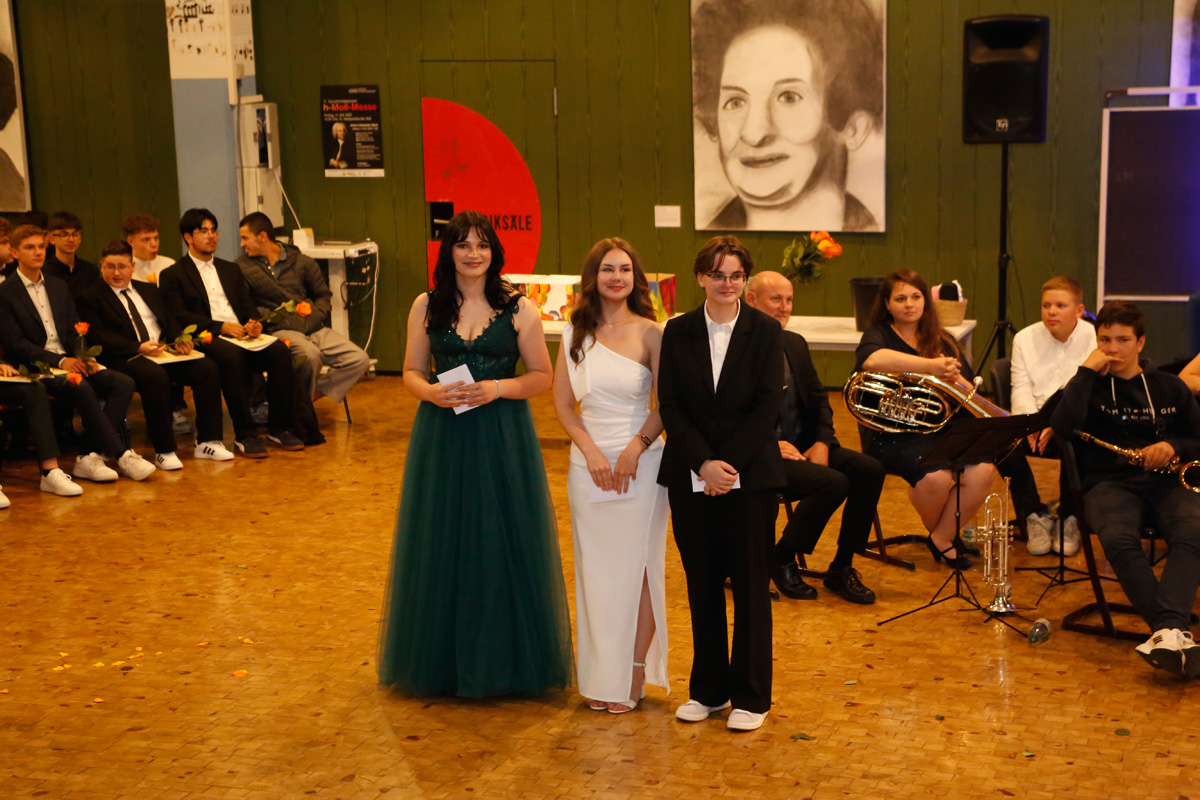 Auf dem Bild sieht man die Schülerinnen, die den Werner-Wirth-Preis erhielten. (v.l. Annika Pfann, Anastasia Kamaida, Angelina Stacks)